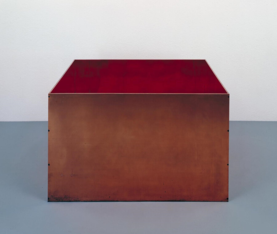 Donald Judd, “İsimsiz”-“Untitled”, 1972. İçi kadmiyum kırmızısı bakır bir kutu, Tate Modern, London. 