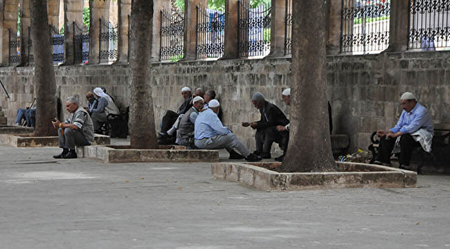 . O devrin yaşlıları cami avlularında namaz sonrası bir araya geldiklerinde aralarından göçen ve yaşlananlar hakkında konuşurlardı.