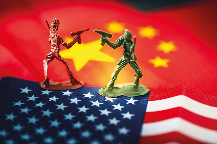 En son yapılan savaş oyununda ABD kuvvetlerini temsil eden “mavi takım” bir strateji değişikliği yaparak Çin'i temsil eden “kırmızı takım” ile bir çatışmada büyük, savunmasız üslere, limanlara ve uçak gemilerine daha az bağımlı, daha savunmacı ve dağınık bir duruş benimsemiş. Yani anlayacağınız yılların saldırganı Amerika daha çok savunma odaklı bir saldırı metodu üzerinde çalışmış. Savaş oyununu özetleyen bir general, "Özünde dirençli bir kuvvet oluşturduk, kırmızı takım bu kuvvete baktı ve onu devirmek için muazzam miktarda ateş gücü gerekeceğini anladı" diyor.