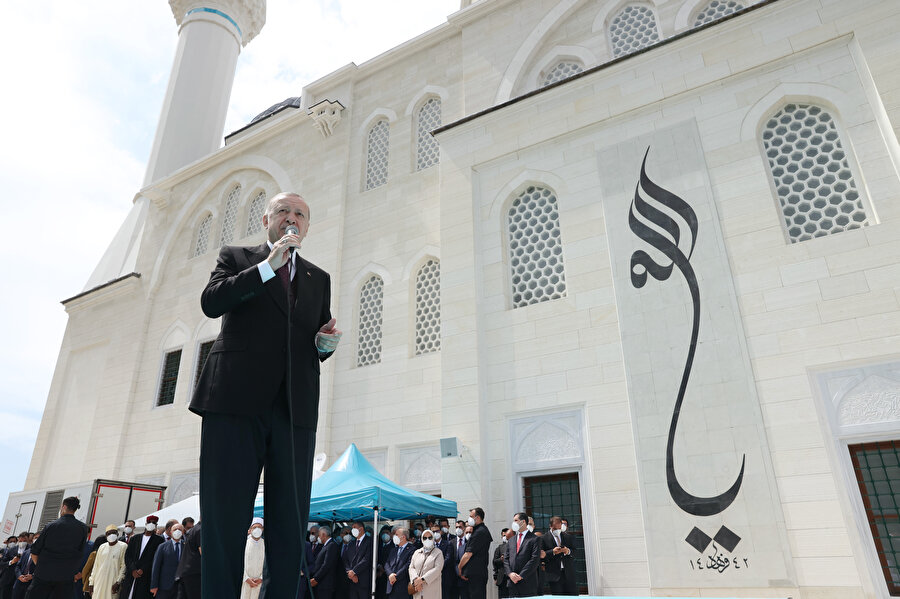 Cumhurbaşkanı Erdoğan açıklamalarda bulunurken