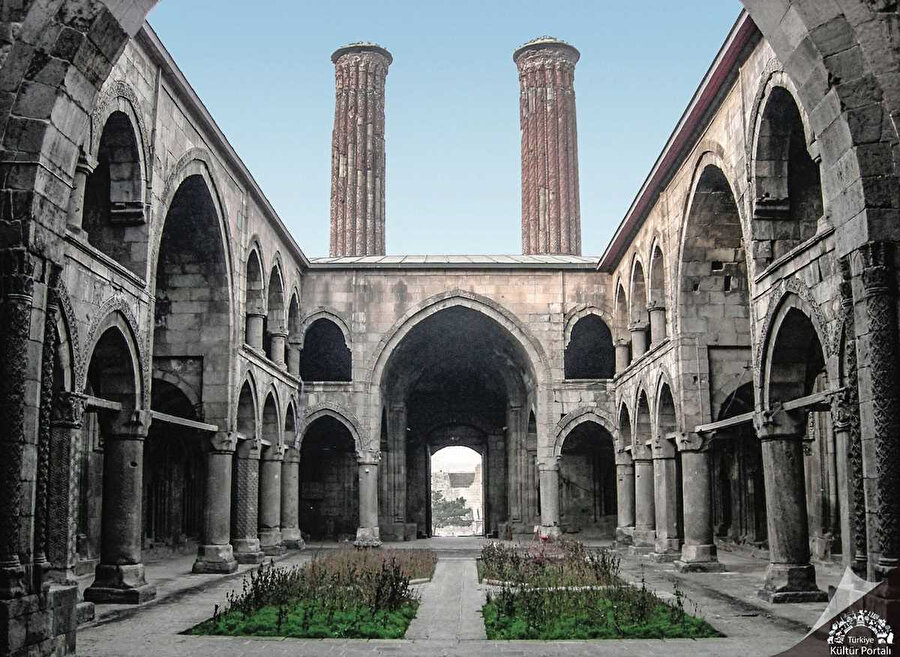 Bu tutuştuğumuz güreşi gayet güzel açıkladığını düşündüğüm İsmet Özel'den bir iktibasla tamamlayalım yazımızı: “Sakın ola bir domuzla güreşmeğe kalkışma. Domuz kısmıyla çamurlara gark olmadan güreşemezsin. Kirlenmeden domuzu mağlup edemezsin. Bil ki, sana mağlup olmak domuzu kederlendirmeyecektir. Bilakis, senin kirlenmiş olman onun hoşuna gidecek ve güreşirken kendisinin biraz daha kirlenmesi domuzun memnuniyetini kat be kat artıracaktır.” (İsmet Özel, Çelimli Çalım 17. Sayı)