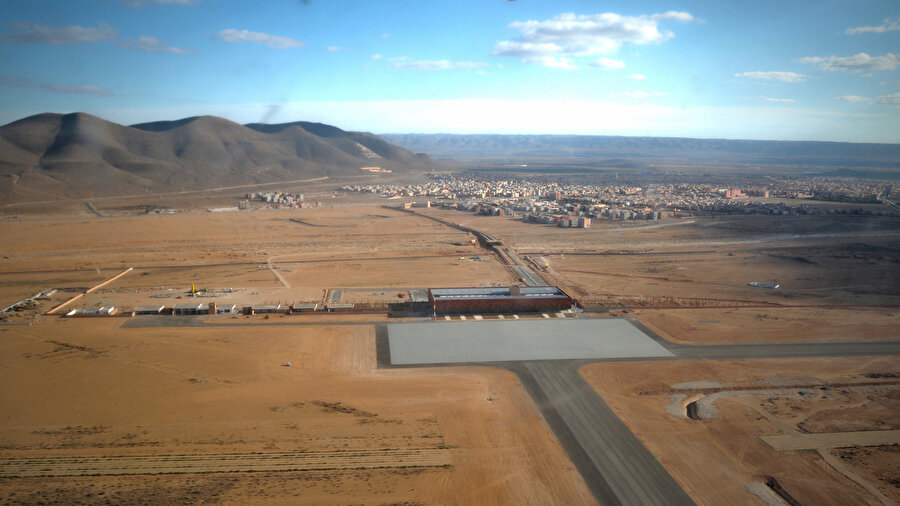 Yeni Guelmim Havalimanı, şehrin 3 km kuzeyinde bulunan mevcut bir askeri altyapıya entegre edildi.