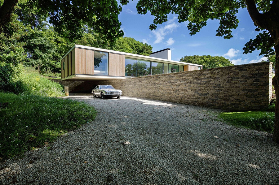 The Quest House ve Aston Martin DBS, 1968.