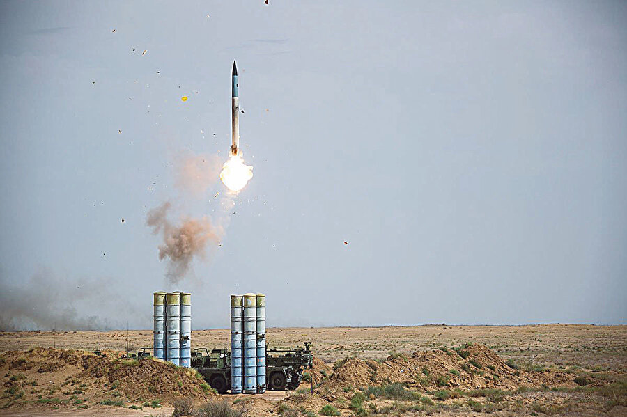 NATO’daki sözde müttefiklerimizin eşi görülmemiş ikiyüzlülükle gündemde tuttuğu süreç, modern askerî özdeyiş sözlüğüne şu cümleyi dâhil edecek gibi görünüyor: Bir savunma sisteminden ancak o ülkeye saldırmayı düşünenler rahatsız olur. 