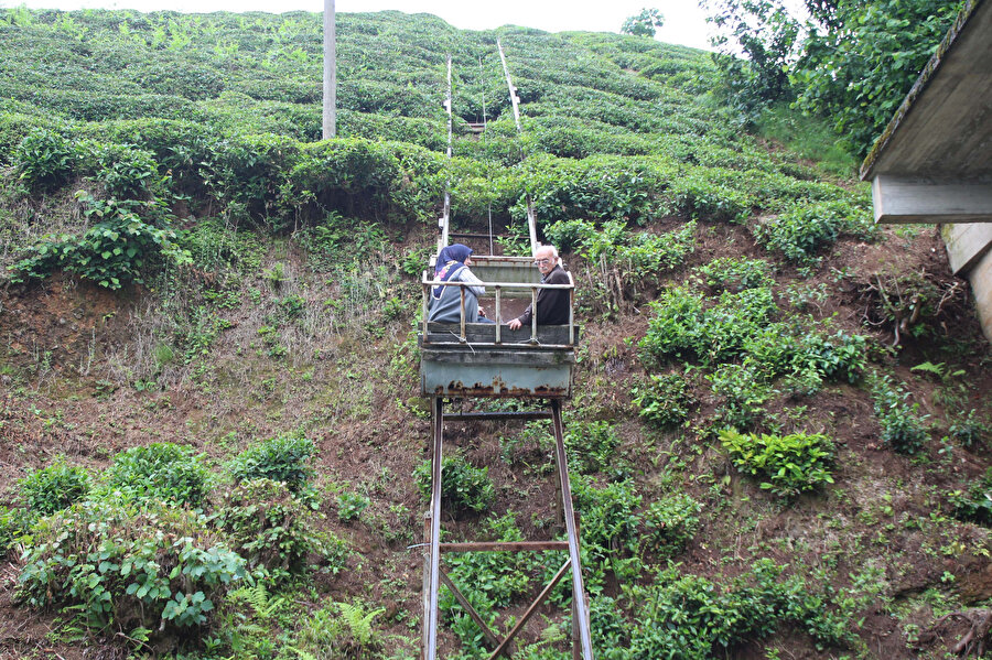 Evine ulaşabilmek için Karadeniz usulü füniküler yaptı