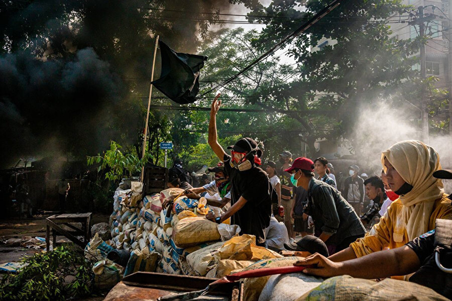 Myanmar'da darbe karşıtı protestocular, darbeci askerlerin müdahalesiyle karşı karşıya.
