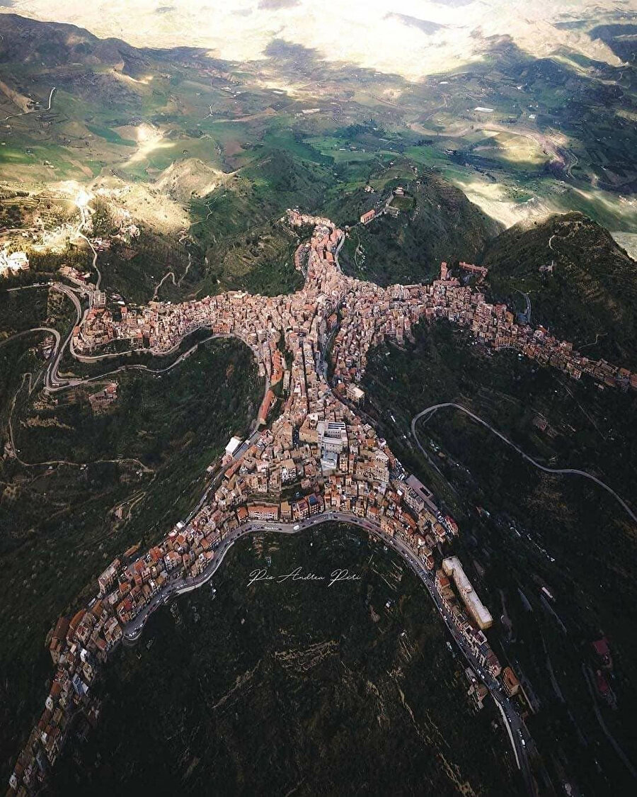 Bir çizgi film kahramanını andıran Centuripe kasabası...