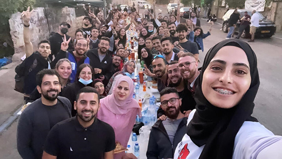 Muna ve arkadaşlarının İsrail'in Şeyh Cerrah Mahallesi'ndeki zorunlu göç politikasına karşı yürüttüğü etkinliklerden birisi: Sokak iftarları. 