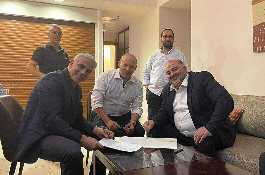 Yair ve Lapid'in koalisyon için masaya oturduğu isimlerden birisi de Ba'ar lideri Mansur Abbas olmuştu. 