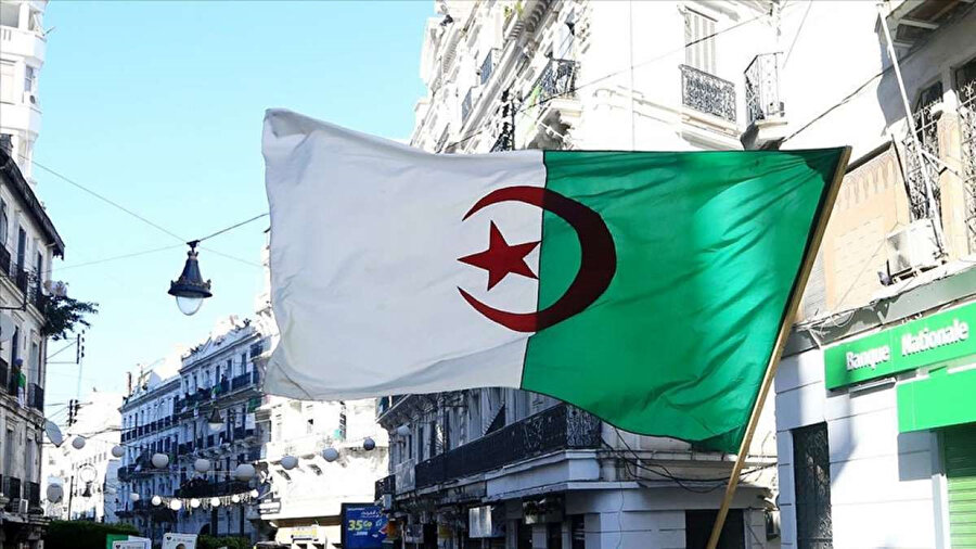 Cezayir'de son 30 yıldır belirli aralıklarla düzenlenen fakat iktidar değişiminden yoksun parlamento seçimlerinin ardından, 12 Haziran'da yapılacak genel seçimlerin nasıl sonuçlanacağı merak ediliyor.