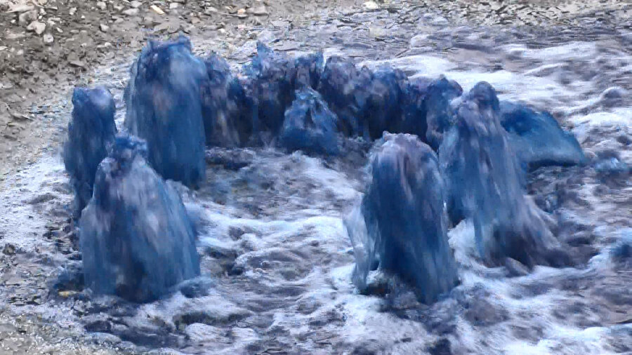 Çevre sakinleri tedirgin: Rögarlardan mavi su fışkırdı