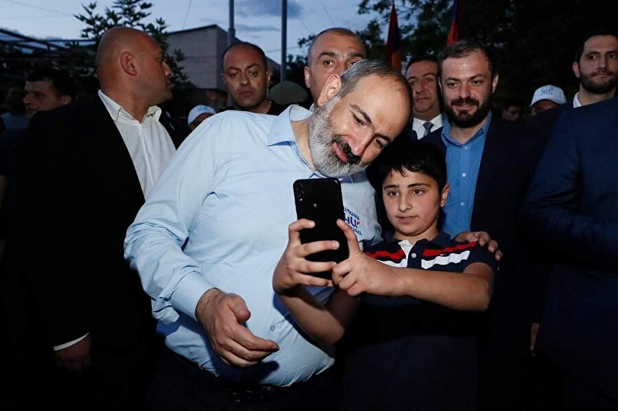 Ermenistan Başbakanı Paşinyan ve Ermeni seçmenler mitingde buluştu
