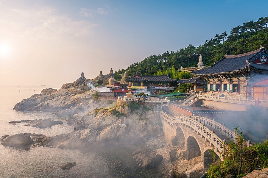 Haedong Yonggung Tapınağı, Busan, Güney Kore'de bir Budist tapınağıdır.