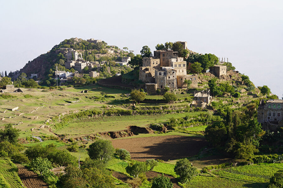 Yemen'in en kalabalık kentlerinden Taiz'de tarihi Gelin Kalesi'ne de ev sahipliği yapan Sabır Dağı, bölgenin önemli turistik merkezleri arasında yer alıyor.