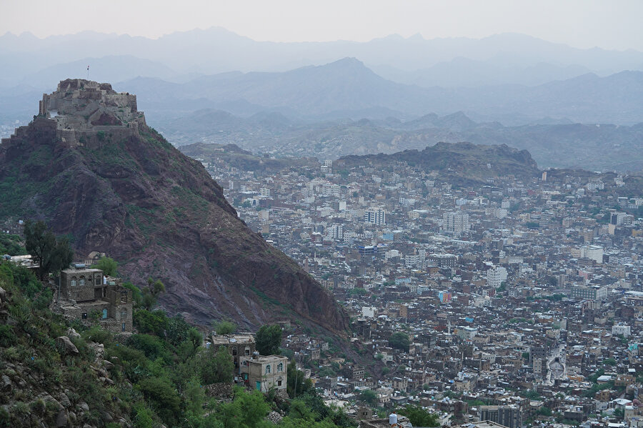 Yemen Taiz'de bulunan mesirelik: Sabır Dağı.