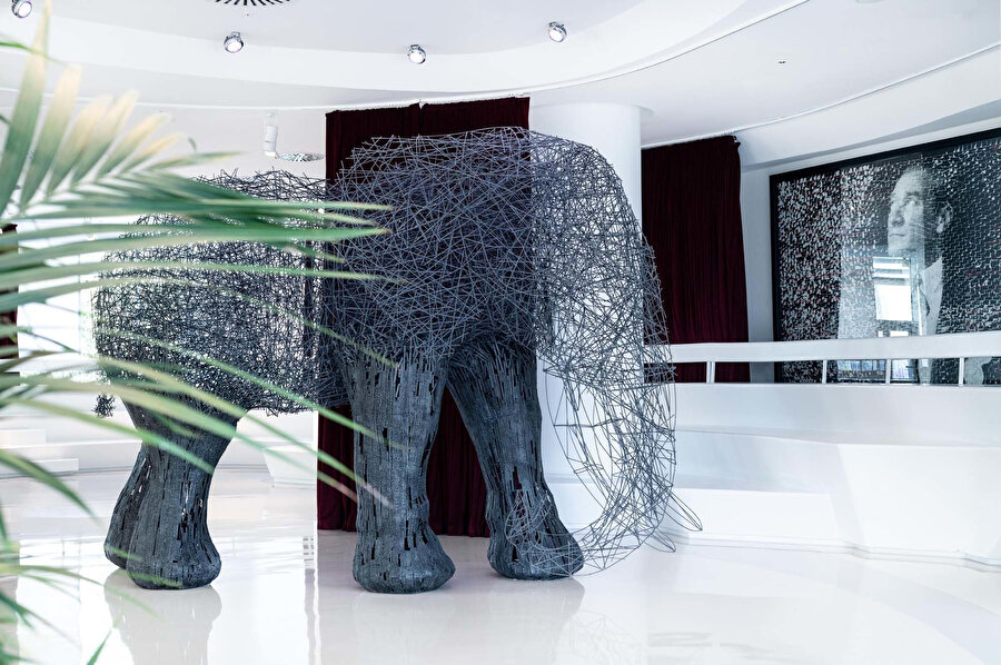 Afrika fili misafirlere ilgi çekici bir karşılama sunması için tasarlanıyor.