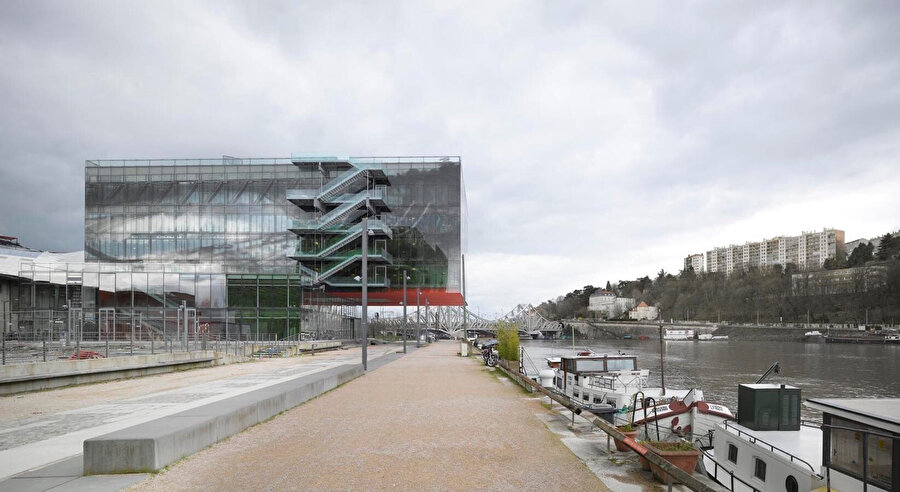 Odile Decq'in 2014’te tasarladığı ofis binası GL Events Headquarters Lyon, Fransa'da bulunmaktadır. Rhone ve Saône nehirleri arasında kalan bu yeni ofis yapısı, çelik strüktürüyle dikkat çeker.