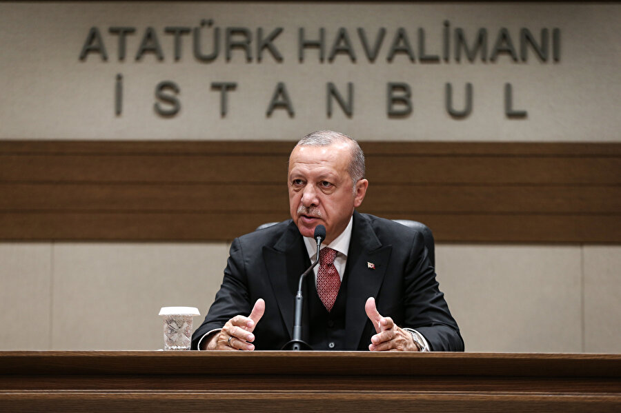 Cumhurbaşkanı Erdoğan açıklamalarda bulunurken