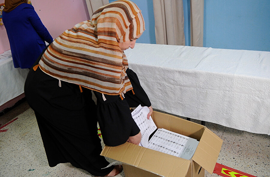 24 milyonluk seçmen kitlesi olan Cezayir'de seçimlere katılım yüzde 30,2'de kaldı.