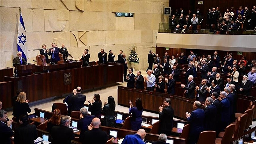 İsrail'de yeni kurulan koalisyon hükümeti dün, 120 sandalyeli mecliste 60 milletvekilinin desteğiyle güvenoyu aldı.