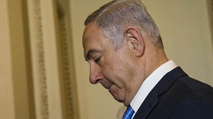 Netanyahu, yolsuzluk, rüşvet ve görevi kötüye kullanma suçlamasıyla üç ayrı yolsuzluk dosyasından yargılanıyor.