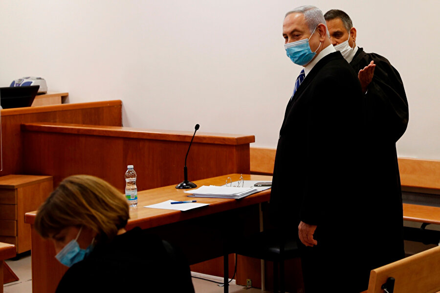 Yolsuzluk, rüşvet ve görevi kötüye kullanma suçlamasıyla üç ayrı yolsuzluk dosyasından yargılanan Netanyahu'nun başbakanlık koltuğunu kaybetmesi sonrası, yargılanma süreçlerinin hızlanması bekleniyor.