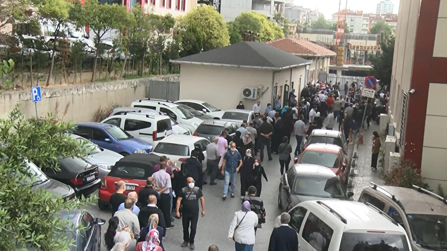 İstanbul'da hastanelerde aşı kuyrukları oluştu