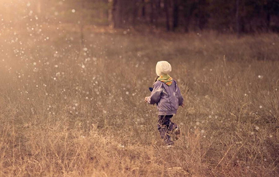 Katliama uğrayan bir kız çocuğu da işkence ve tecavüzle öldürülüp çalılıkların arkasına atılıyor. 