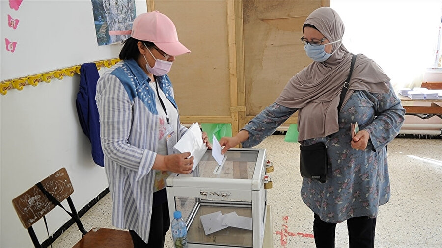 Son seçimlerin, yüzde 37,09 katılımla gerçekleşen 2017'deki seçimlerin ardından ülke tarihindeki 