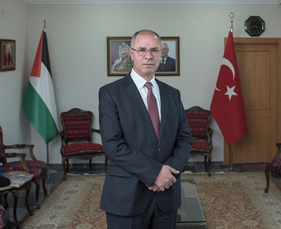 Siyonist yönetim, Kudüs’e tamamen Yahudi kimliği verme peşinde. Bu yüzden demografik yapıyı hedef alıyor. Yahudi yerleşimler yapılmasına izin veriyor. Yahudiler gelsin diye para teşviği sağlıyor. Oysa bir Filistinliden, ihtiyacı olan basit bir oda ilavesi için çok yüksek vergiler istiyor. Çoğu zaman buna da izin vermiyor hatta iş makinalarıyla gelip var olan evi bile yerle bir ediyor.