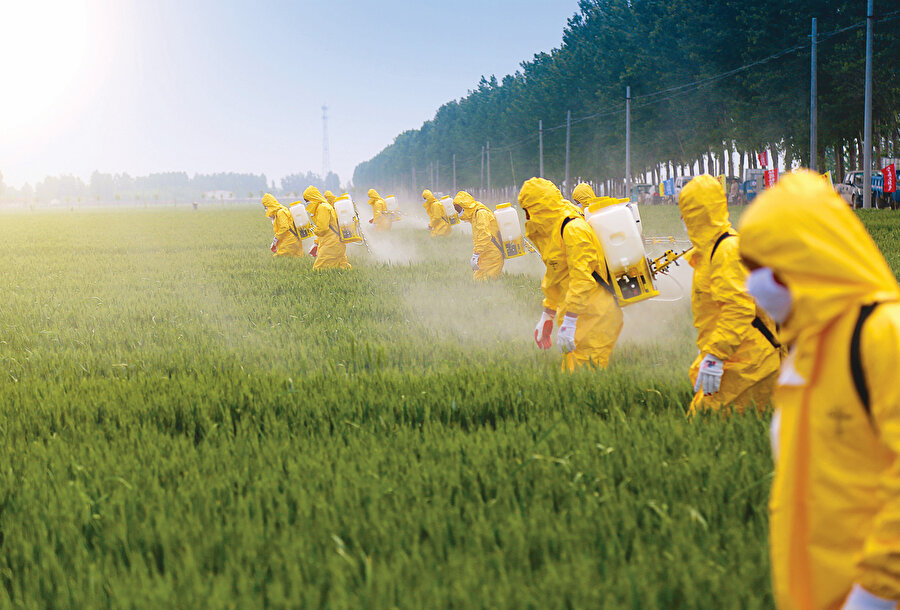 ABD’li politikacı ve insan hakları aktivisti Jesse Jackson, devletleri ele geçirmek isteyen ağa babalarını ‘Onlar artık mermi ve kement değil, Dünya Bankası ve IMF’yi kullanıyorlar’ diyerek anlatmıştı. İnsanlığı kontrol etmek isteyen ve adları ‘şeytan şirket’e çıkan zehir tâcirleri için ise şu cümleyi kurmaktan başka bir çâre yok: ‘Onlar artık mermi ve kement değil, biyo, nano ve recombinant teknolojileri ile tarım zehirleri ve hibrit tohumu kullanıyorlar!’