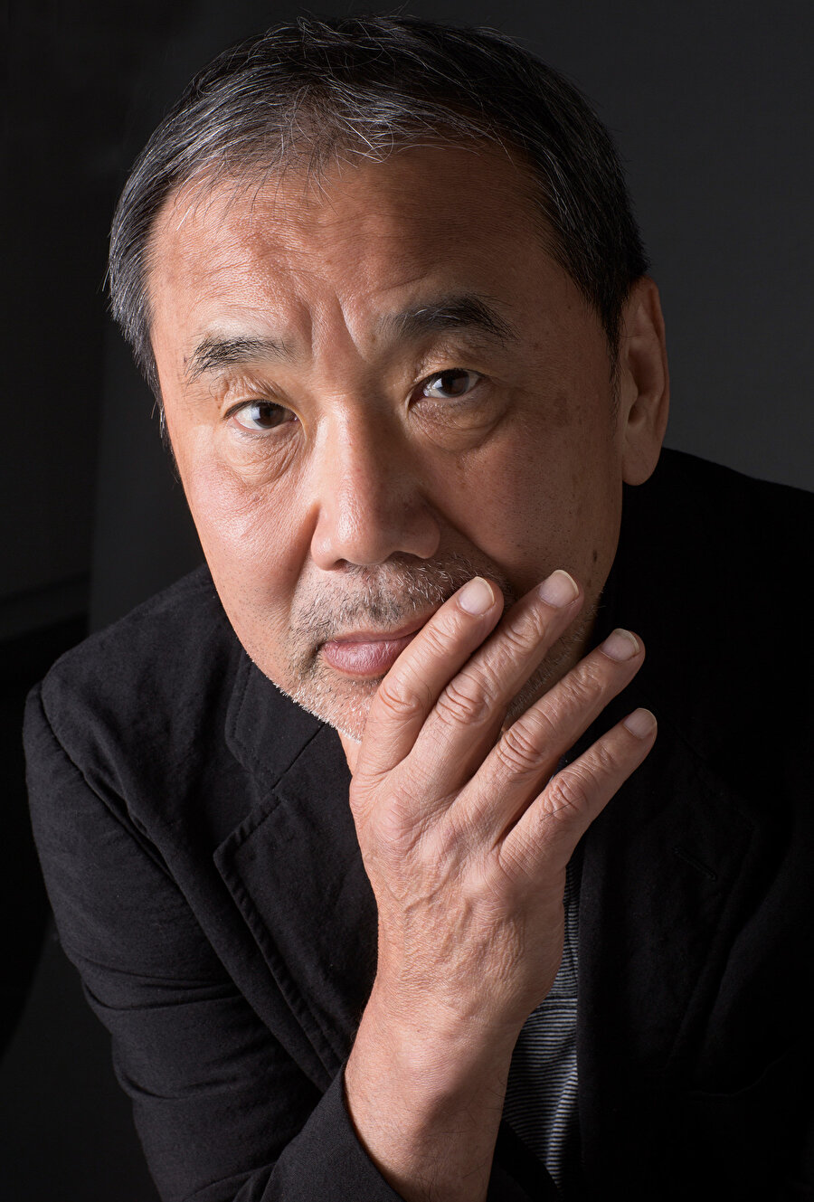 Yazarın ilk kitabı olan “Rüzgârın Şarkısını Dinle (Kaze no uta o kike)” Gunzou Edebiyat Ödülü'nü aldı (1979).