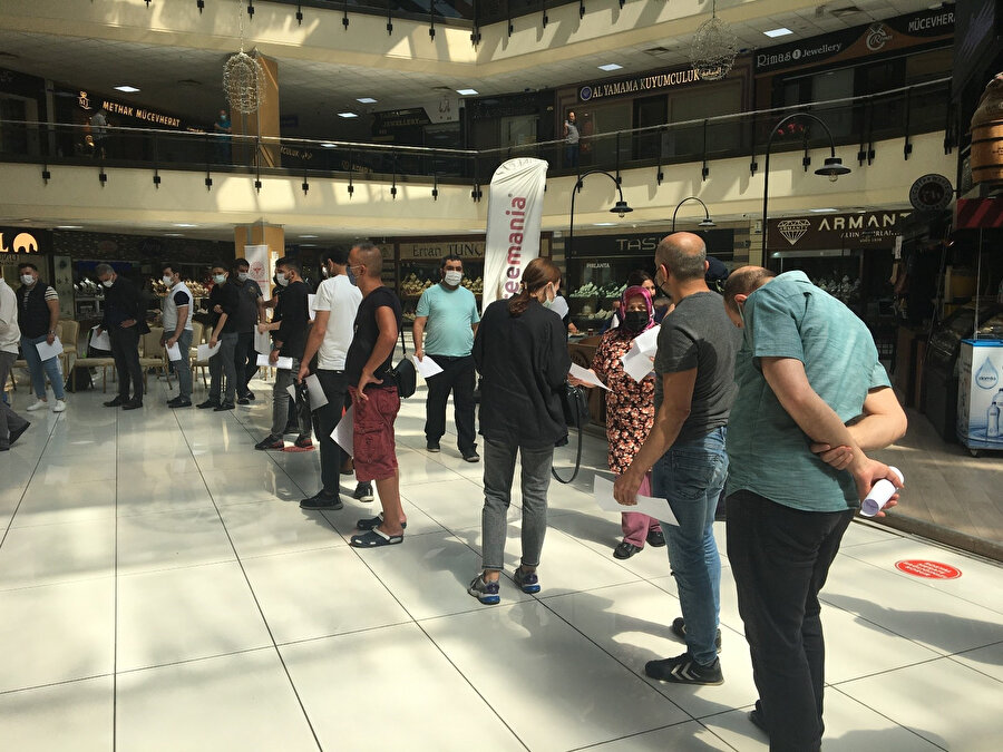 Yerinde aşı uygulaması: Kuyumcukent AVM'de randevuya sorulmaksızın herkese aşı yapılıyor