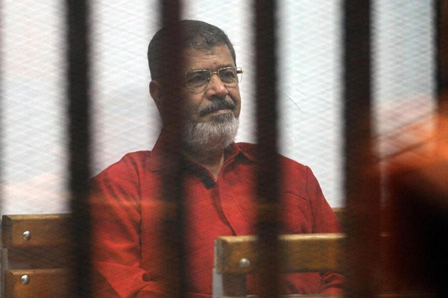 17 Haziran 2019'da yargılandığı mahkeme salonunda kalp krizi geçirerek hayatını kaybeden Muhammed Mursi'nin naaşı, darbe yönetiminin sıkı güvenlik önlemleri eşliğinde, ölümünden bir gün sonra sabah karşı sessiz sedasız bir şekilde defnedilmişti.