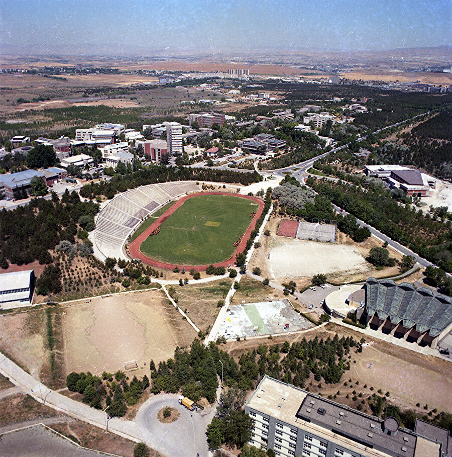 Solda ODTÜ stadyumu ve sağda kapalı spor salonu.