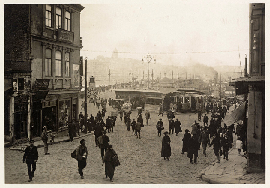 Eminönü nazarımda İstanbul’un kalbidir. Eğer İstanbul semtleri arasında ona bir pâye tahsis edecek olursak bu ancak baş semt olabilir.
