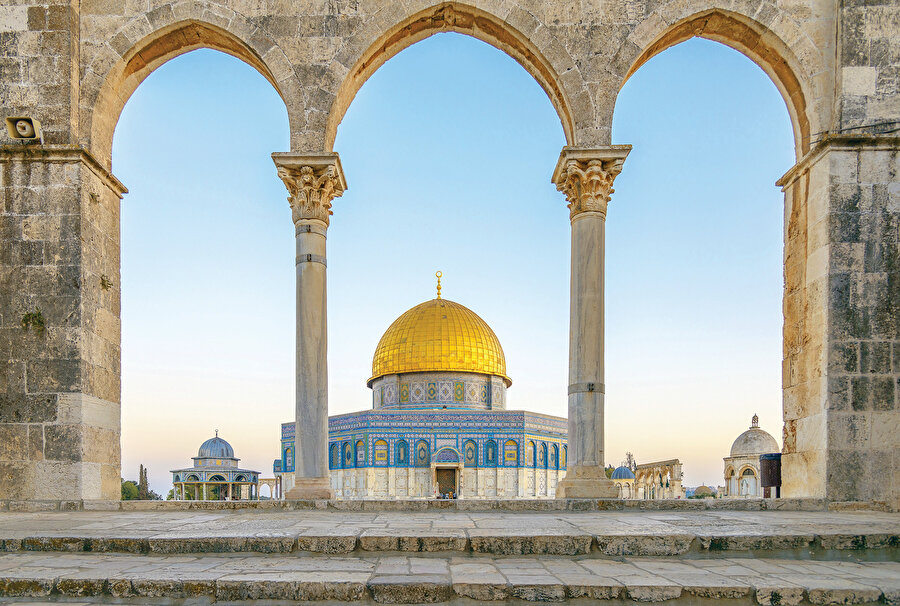 1950'de Batı Kudüs'ü başkent ilan eden İsrail, 1967’deki Altı Gün Savaşı'nda Doğu Kudüs'ü de işgal ederek şehrin tamamını ele geçirmiştir. Buna rağmen, çok az devlet elçiliğini Kudüs’e taşımıştır. Son olarak ABD’nin Kudüs’ü İsrail’in başkenti olarak tanımasından sonra da bu konuda fazla ilerleme kaydedilememiştir. İşgalci devlet Kudüs’e fiilen ve zor gücüyle hâkimdir, fakat bu Kudüs resminde bir türlü görünür hâle gelmemektedir.