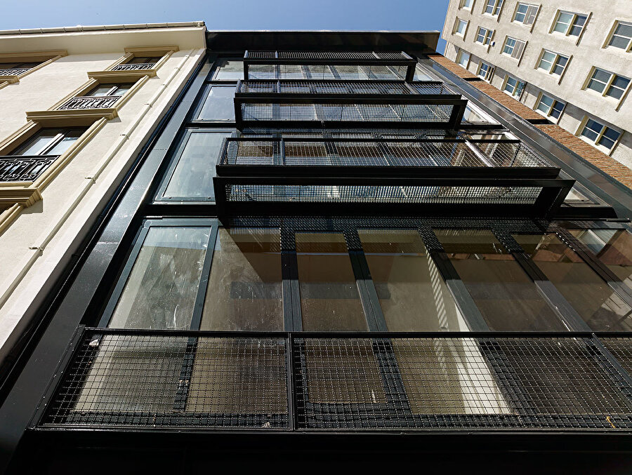 Fransız balkonlarıyla kullanıcılara iç mekandan erişilebilen açık alanlar sunuluyor.