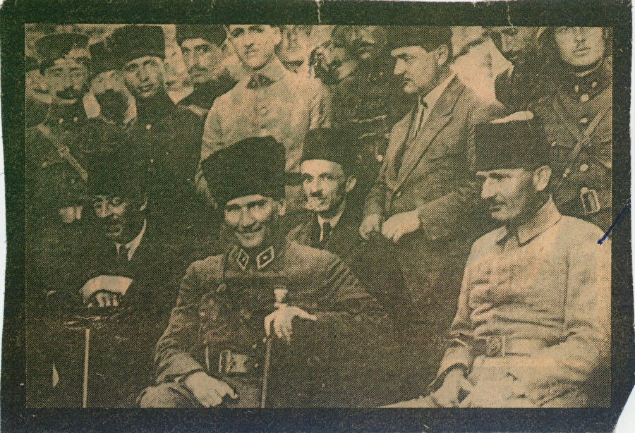 » Mustafa Kemal ve Halid Paşa yan yana…Karaçam Cephesi Halid Paşa Karargâhı’nda Mustafa Kemal Paşa ve Halid Paşa yan yana görülüyor. Haziran 1922’de çekilen bu fotoğrafta İstanbullu gazeteciler de yerlerini almış. 