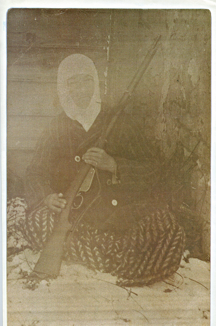 » Eli silahlı bir saraylı...Deli Halid Paşa’nın annesi Kalipsu Hatun’un ölmeden önceki son fotoğrafı ilk kez yayınlanıyor.