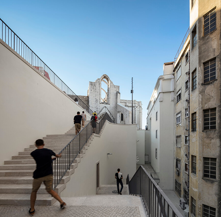 Palácio Valadares veya Escola Veiga Beirão olarak bilinen binanın yanındaki müdahale alanı genişletilerek yeni rotalara izin veriliyor.