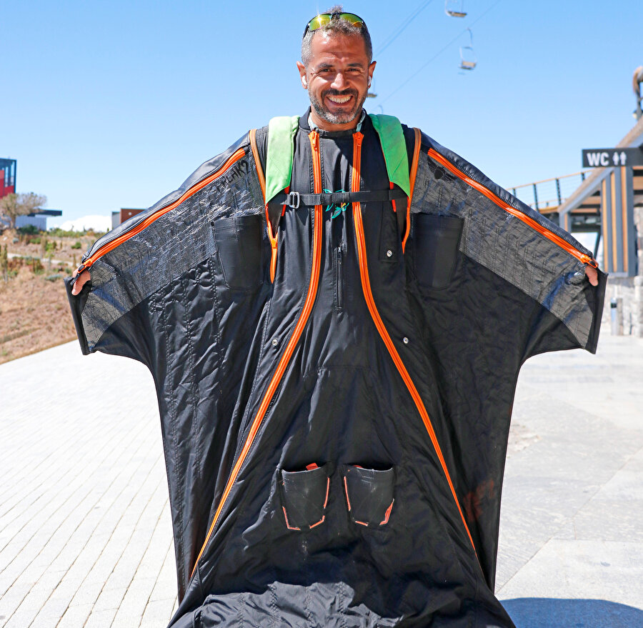 'Yarasa adam' her gün işinden evine uçarak gidiyor