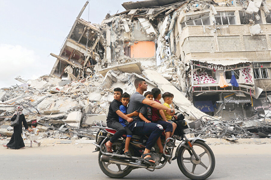 Türkiye’nin Arap coğrafyası için ya da Filistinli Araplar için kendini tehlikeye attığını söyleyenler hâdiseleri başka bir açıdan görmek zorundadır. Filistinli Arapların karşına Uygur Türklerini koyarak sorumluluk almaktan kaçınmanın coğrafyaya sırtını dönmekten başka bir mânâsı yoktur. Coğrafyanın yerli unsurlarını da yanlarına almaya çalışıyorlar. 