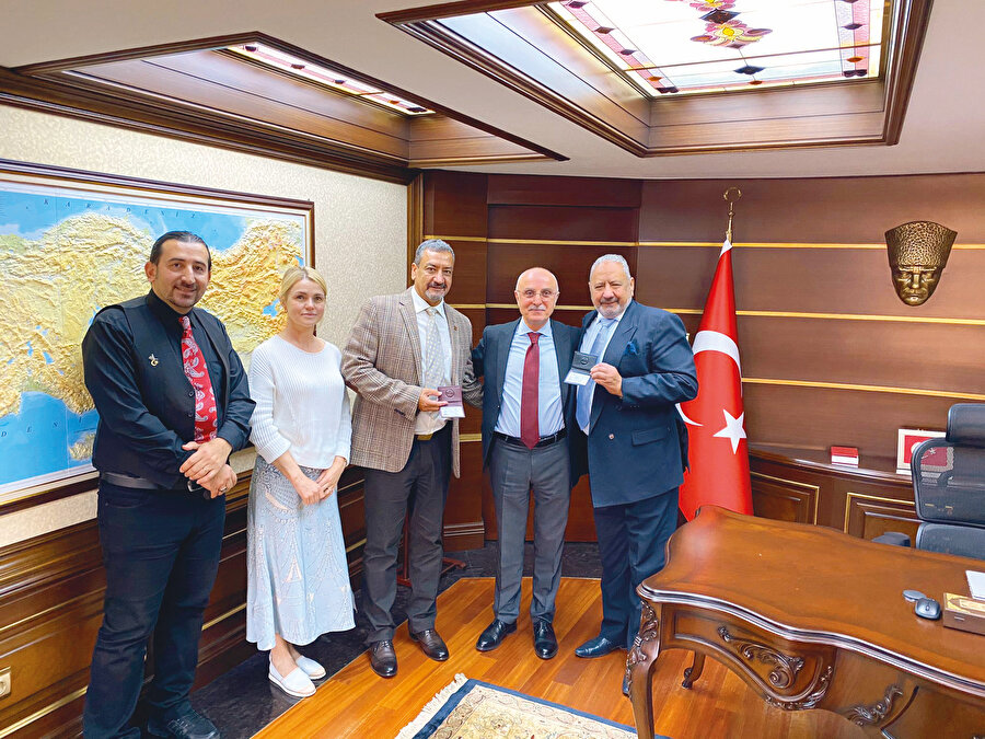 İçişleri Bakan Yardımcısı Prof. Dr. Tayyip Sabri Erdil Bey tarafından Ahmet Kemal ve oğlu Güven Ataullah’a makamında tevdi edilen vatandaşlıklar, Ankara - 2020