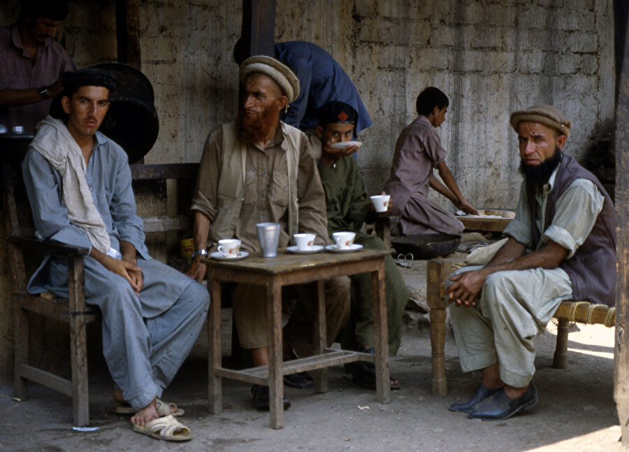 Pakistanlılar “Chai”larını büyük fincanlarda içer.