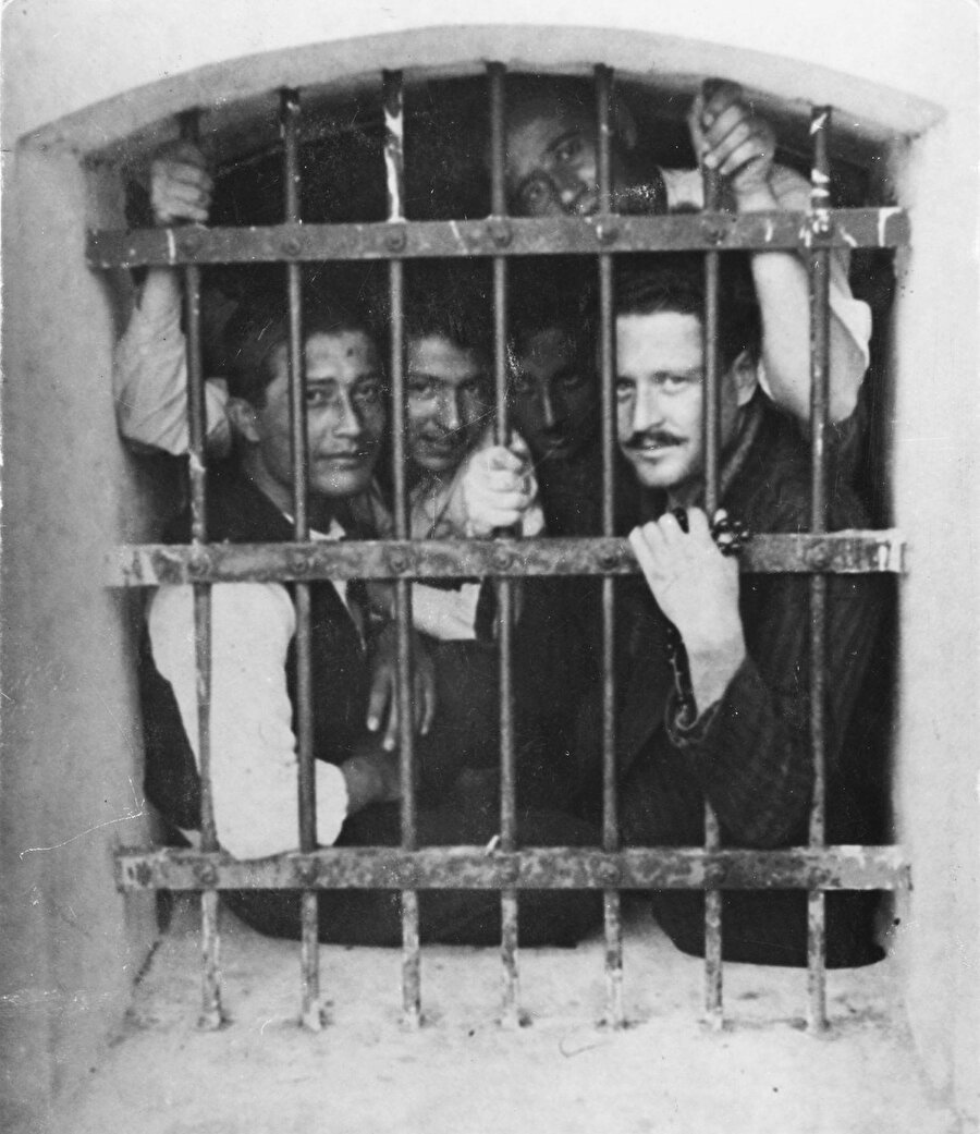 Nâzım Hikmet, diğer mahkumlarla Bursa Cezaevi'nde.