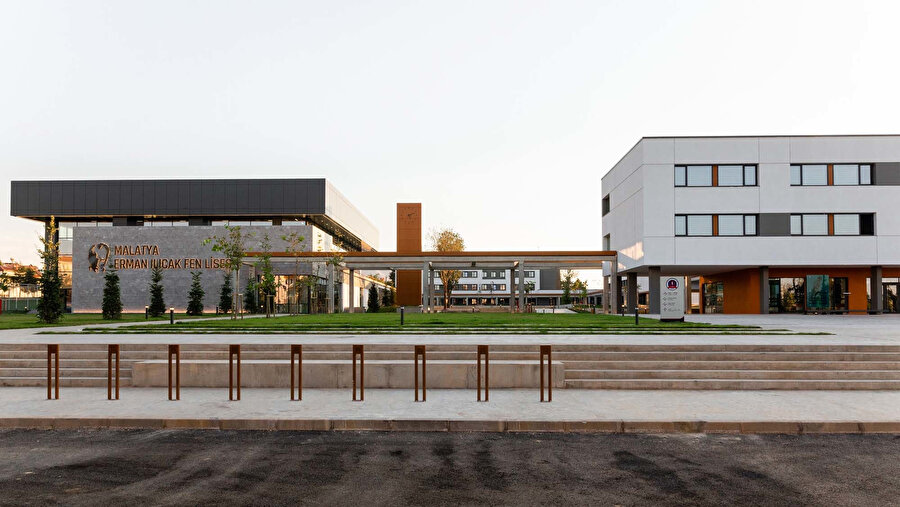 Ana giriş kapısı.