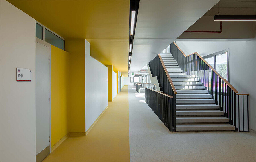 Okul koridorları farklı renklerle boyanıyor.