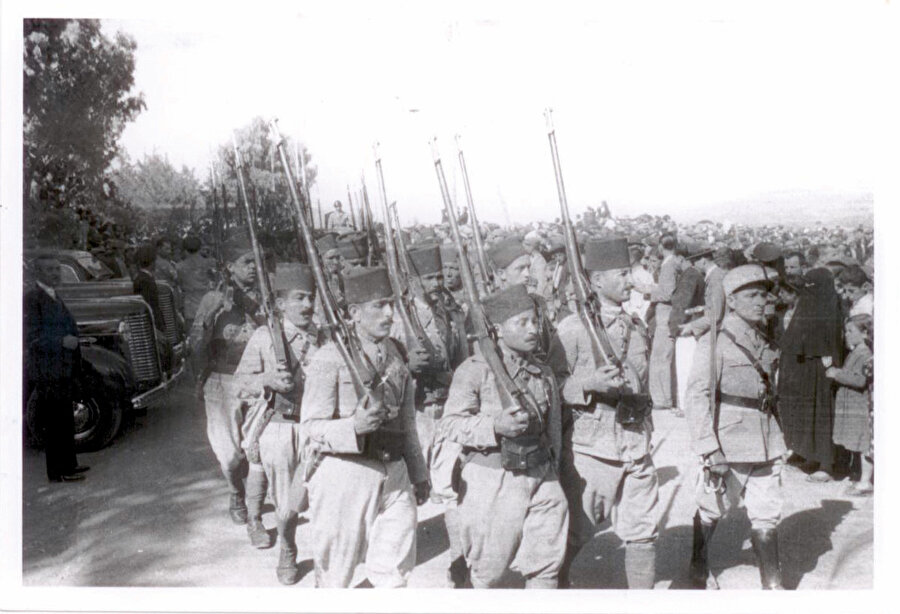 » Özgürlüğe doğru: 23 Temmuz sabahı Fransız askerler kışlayı terk ediyor.