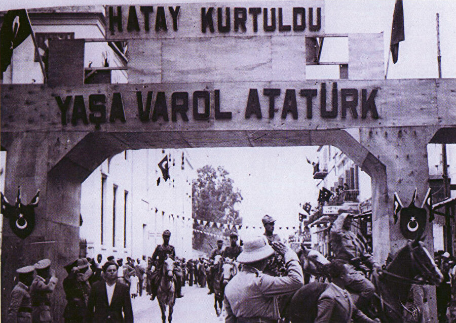 » Türk askeri Hatay’da: Türk askerlerinin Hatay’a girişini halk büyük bir coşku ve sevinçle karşıladı.